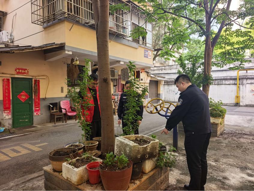 雨湖路社区联合雨湖路派出所开展禁种铲毒踏查行动 红马甲守护一方净土