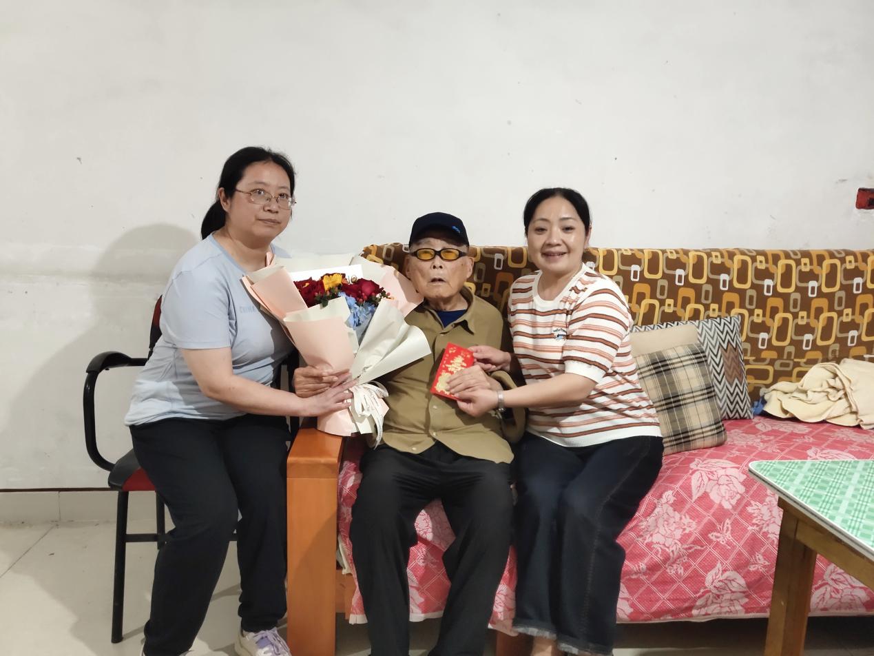 温情祝寿暖人心 社区关爱伴高龄——熙春路社区为百岁老人庆生送祝福