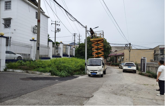 姜畲社区开展路灯修缮专项行动，点亮居民“暖心路”