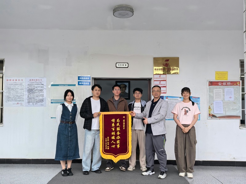 锦旗背后的暖心故事：一通电话、一趟护送，让深圳游子感受到“老家温度”