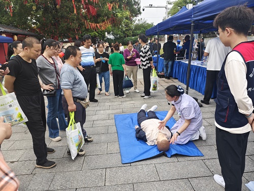 龙子巷社区组织居民参加区“5·12”全国防灾减灾宣传日活动