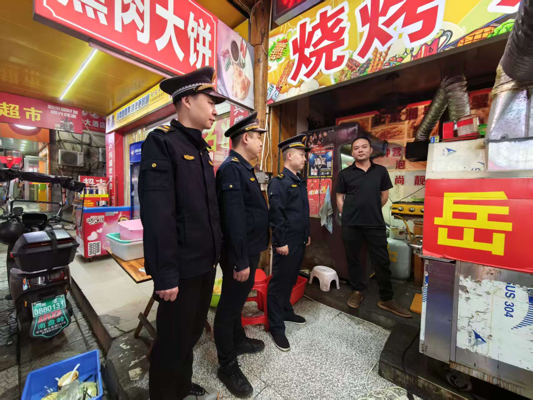 雨湖城管：“精雕细琢”， 打造市容环境示范路