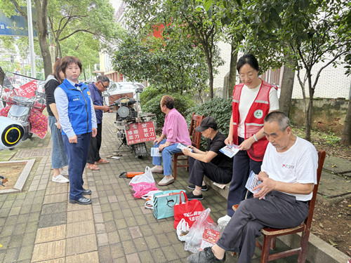 富民城社区：开展便民服务活动 磨刀与防火宣传并行暖民心