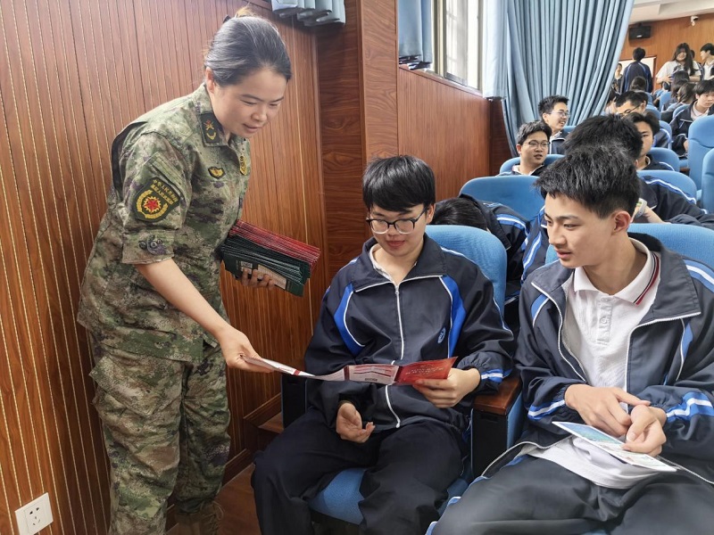 国防教育进校园 征兵宣传入人心 ——鹤岭镇开展2026年国防教育暨兵役登记宣讲活动