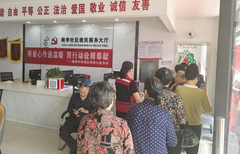 关爱夕阳行 健康伴同行——桃李社区开展老年免费健康检查活动