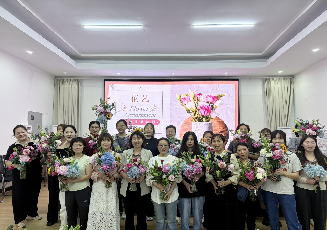 指尖生花筑匠心 技能赋能促就业——桃源路社区开展插花技能培训稳岗扩就业