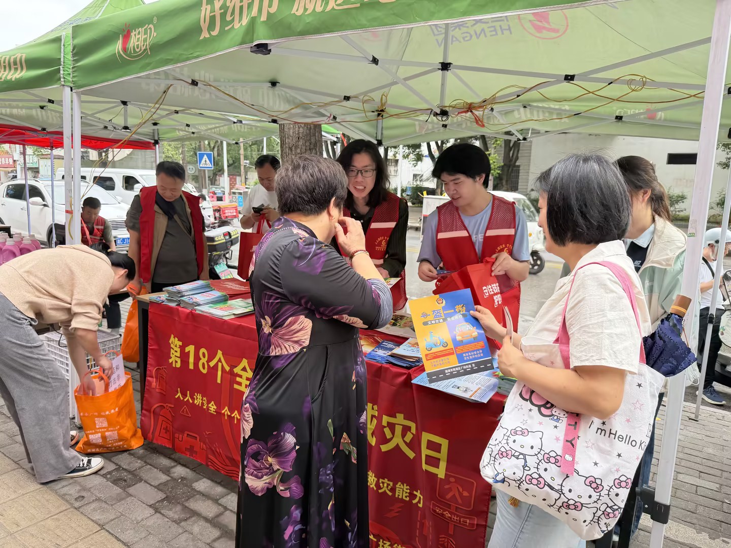 广场街道联合多社区开展无牌摩电摸排暨“带盔”宣传活动