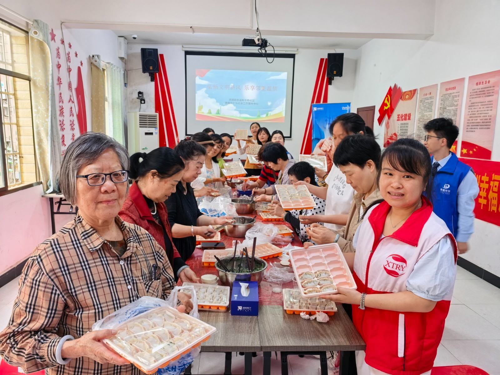 和平桥社区开展“弘扬文明新风·乐享邻里温情”便民服务文化活动