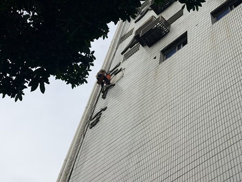 广园社区：快速处置外墙瓷砖脱落隐患 筑牢居民“头顶安全”防线