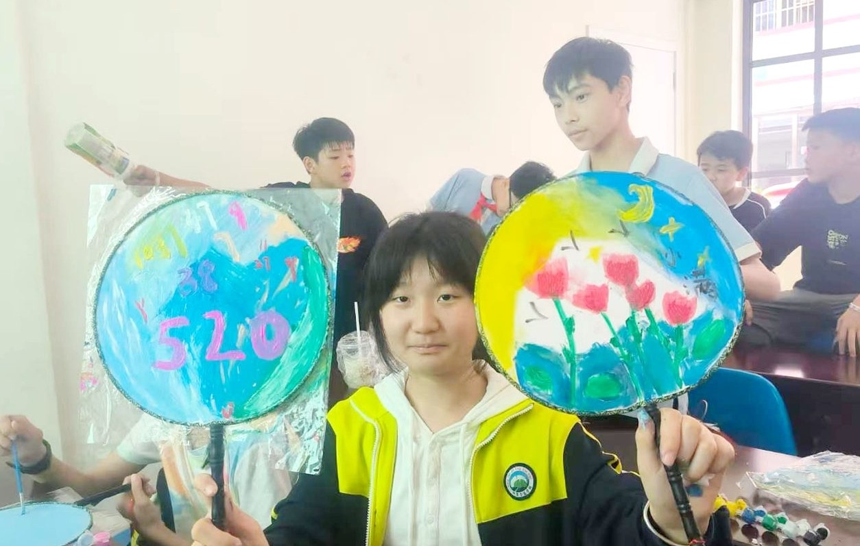 关圣殿社区开展青少年手绘宫扇传统文化科普活动