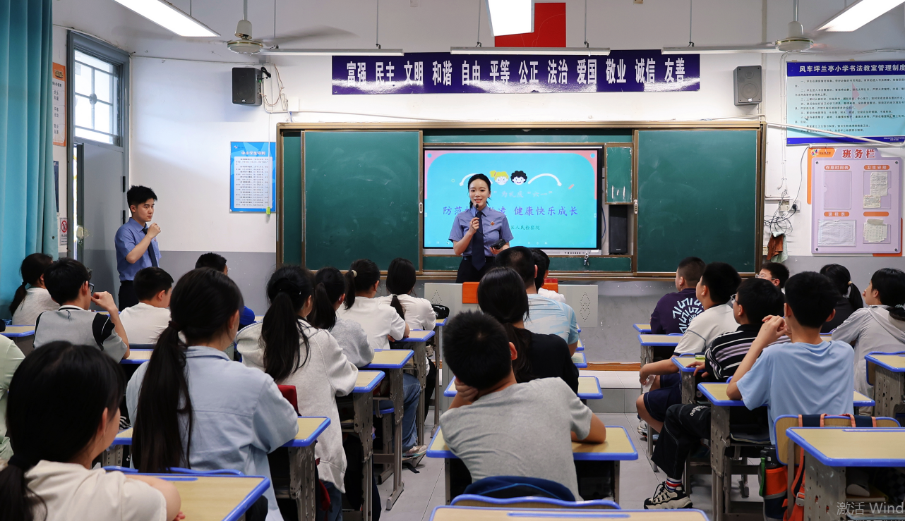 以法为礼庆“六一”，风车坪学校法治副校长送上“成长护身符”