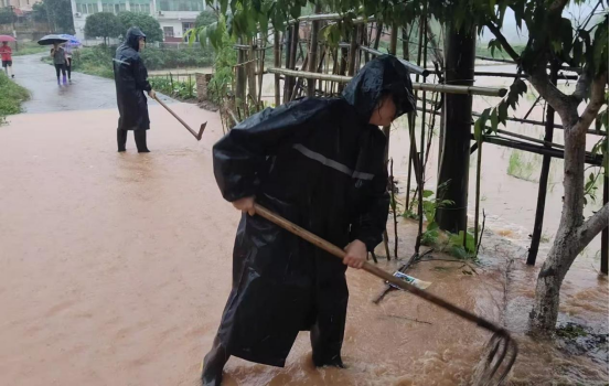 闻汛集结护家园 同心筑牢安全堤——楠竹山镇防汛一线尽显干群担当
