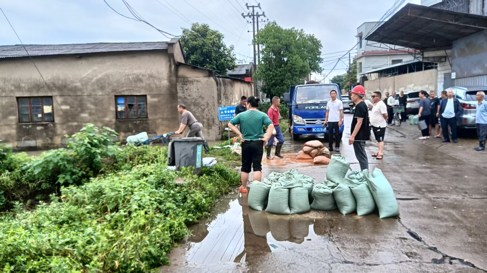 闻汛而动勇担当 富强社区全力做好暴雨防汛抢险工作