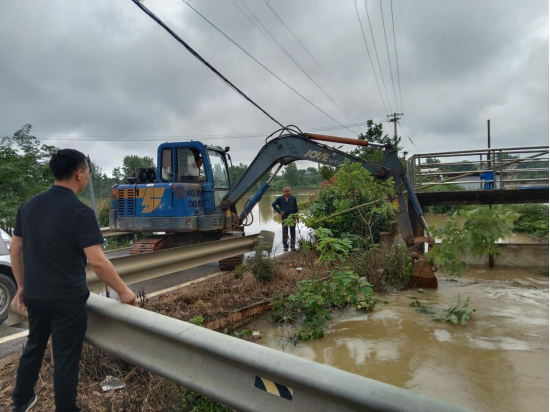 暴雨汛情显担当 姜畲镇金马村全力奋战在宋仙路防汛抢险一线