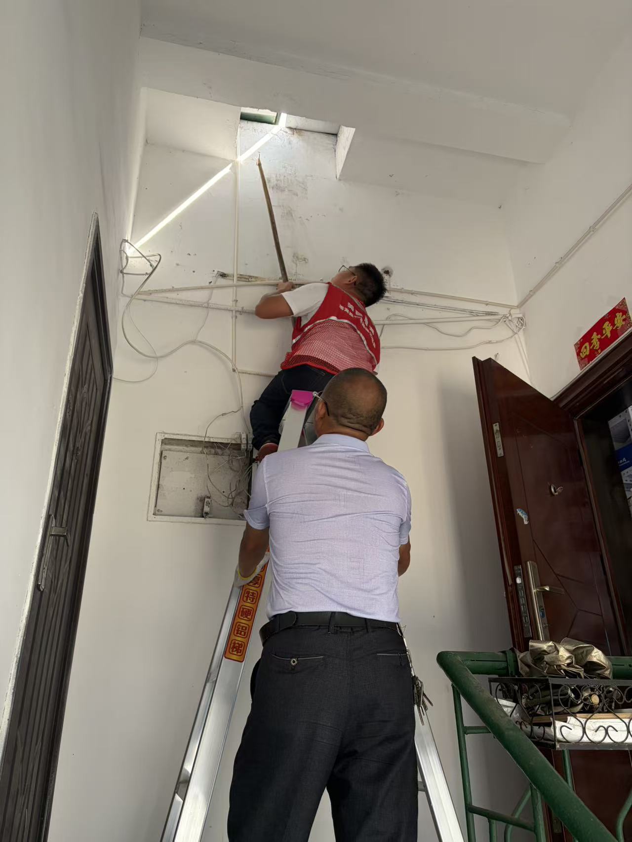 【我为群众办实事】古梁巷社区：“闻雨汛，速处置”筑牢老旧小区安全防线