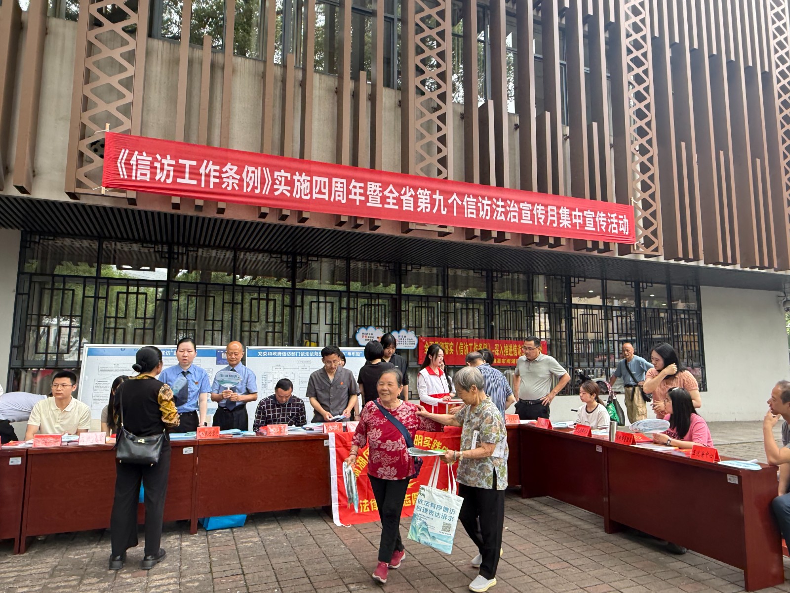 雨湖区启动“信访法治宣传月”集中宣传活动