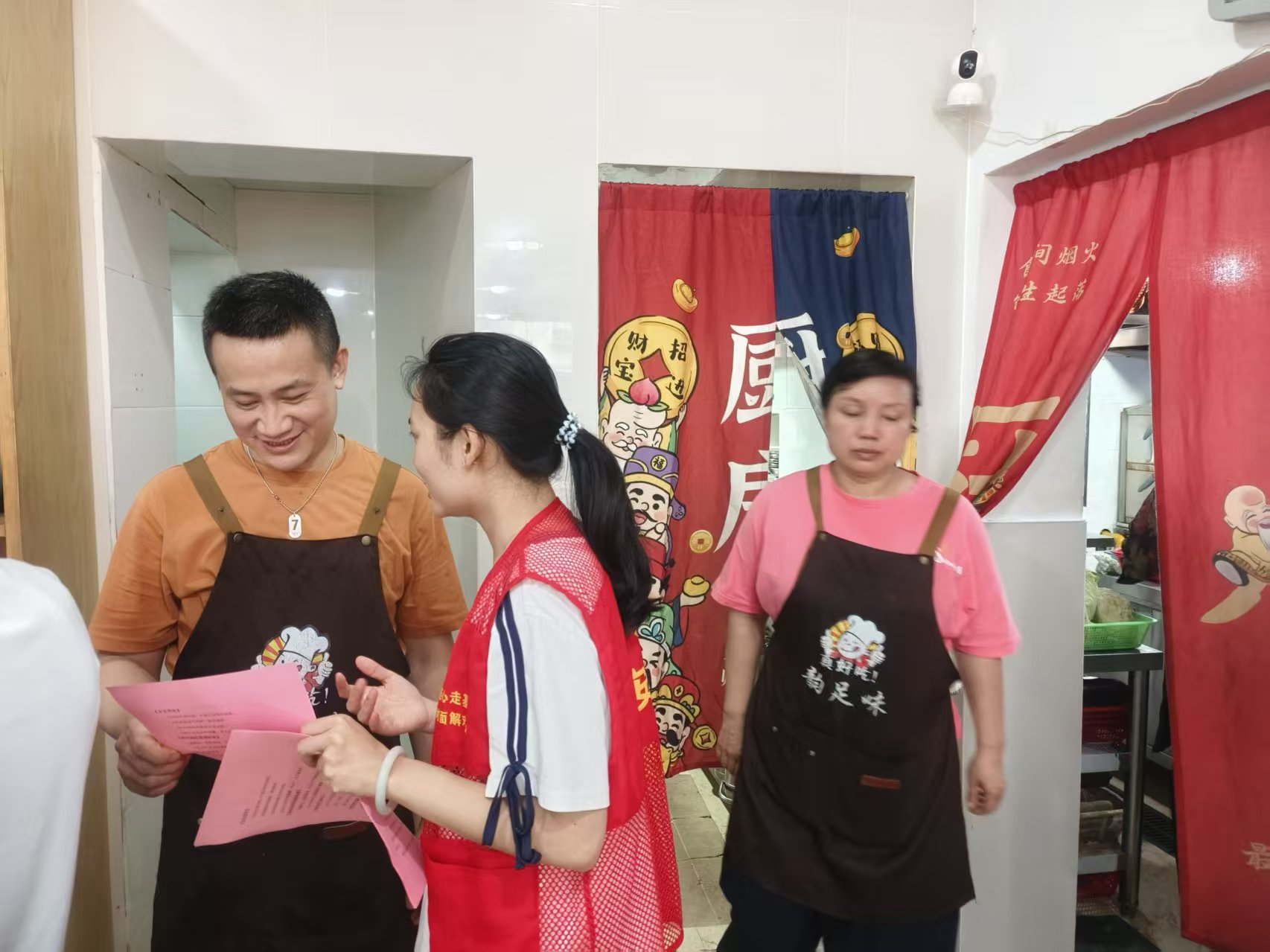安全宣传进商户 筑牢防线保平安 ——万新社区开展沿街商铺安全宣传专项行动