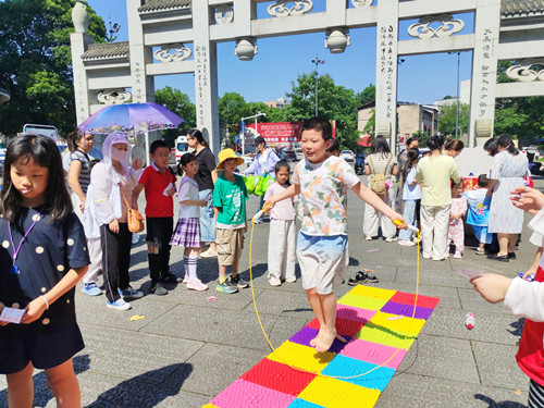 新时代文明实践润童心 慈善助力白石社区欢庆六一
