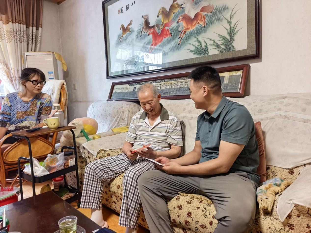 雨湖路社区：致敬峥嵘岁月，上门为九旬老兵庆生