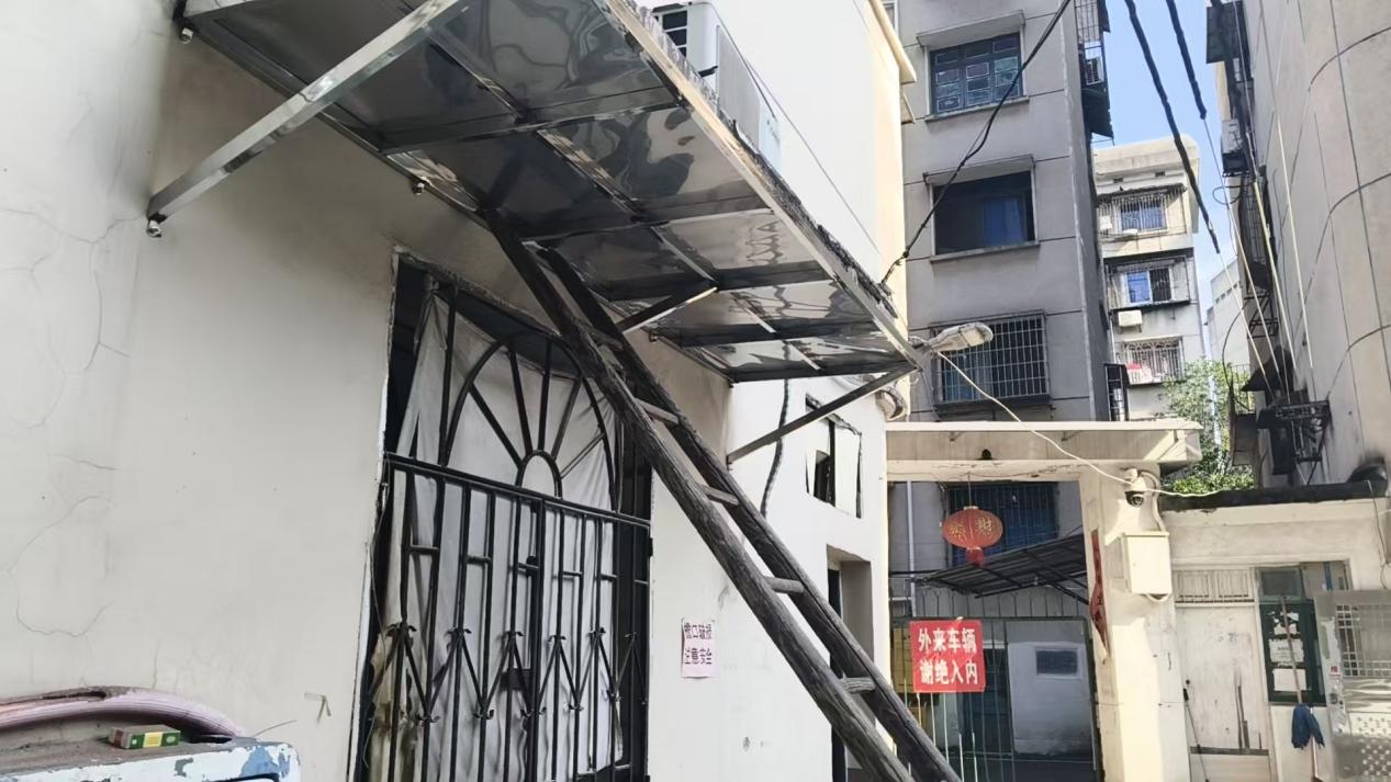 【我为群众办实事】车站路社区：增设雨搭暖民心 撑起居民安全棚