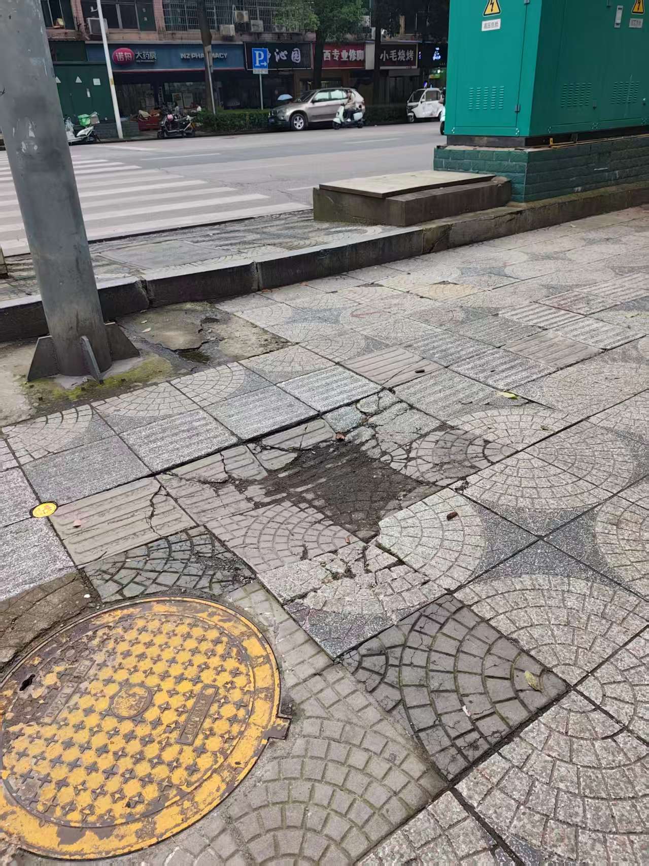 万新社区：解决盲道坑洼难题，守护群众出行安全