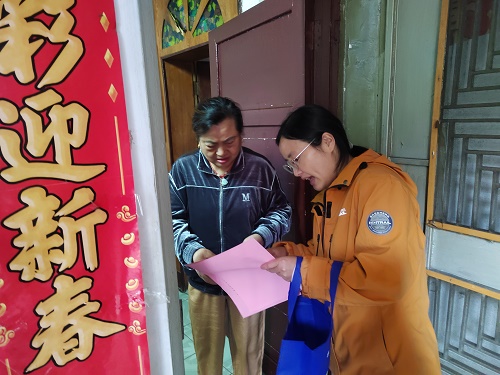 龙子巷社区深入住户开展防溺水安全宣传活动