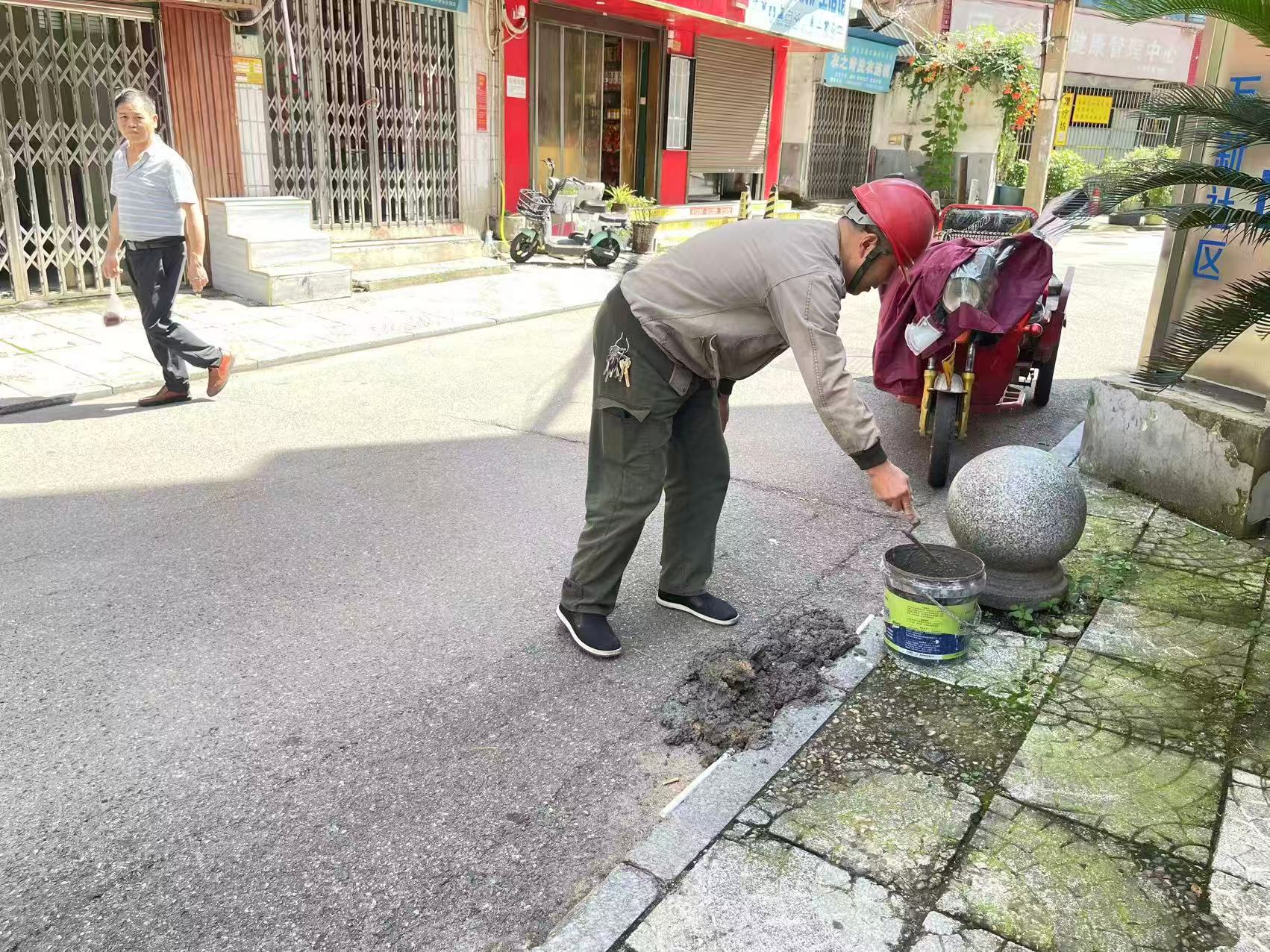 万新社区：修补“小缺口” 畅通“便民路” 无障碍通道修缮暖民心