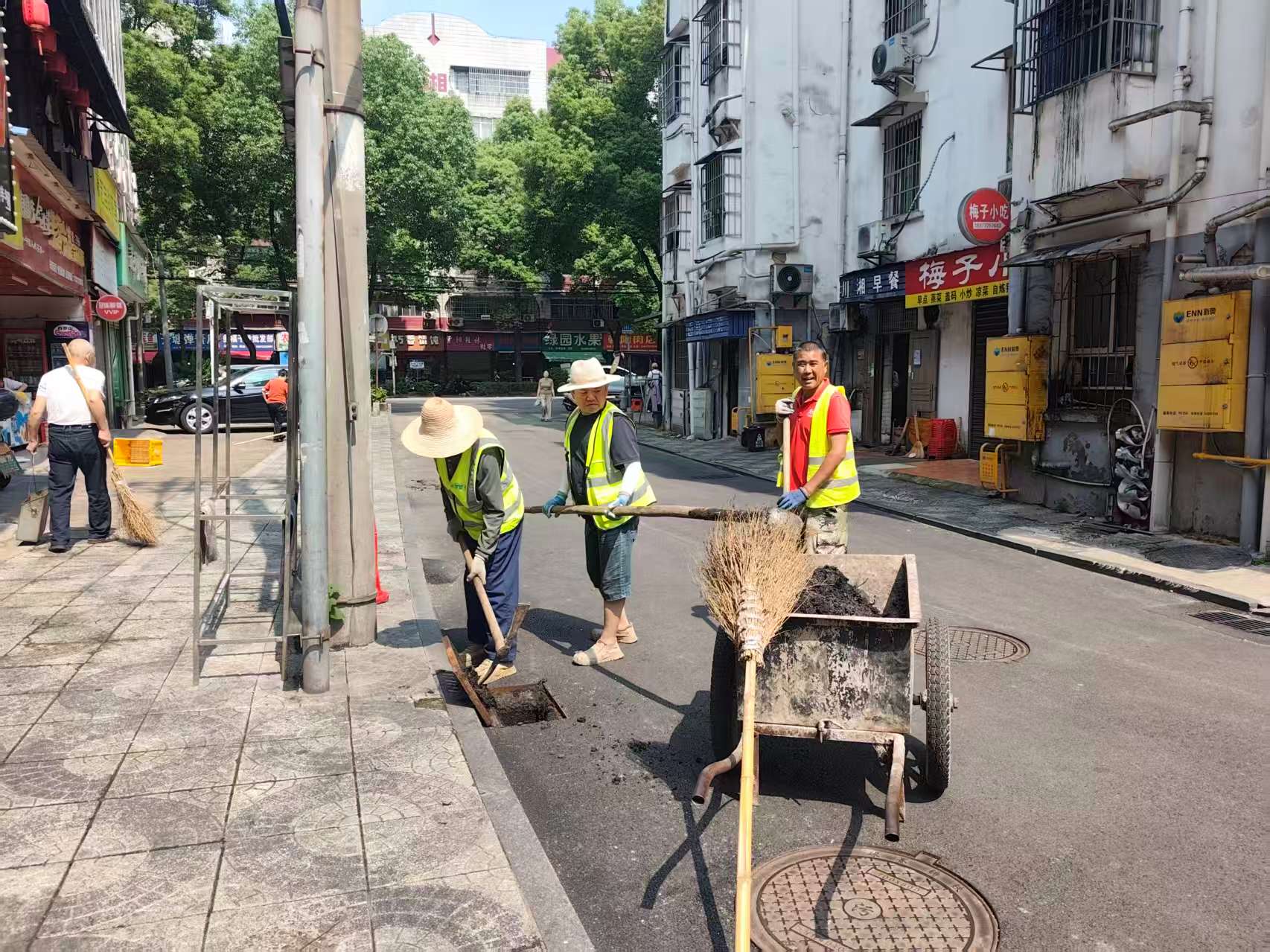 万新社区联合市政部门清掏雨水井，筑牢汛期安全防线