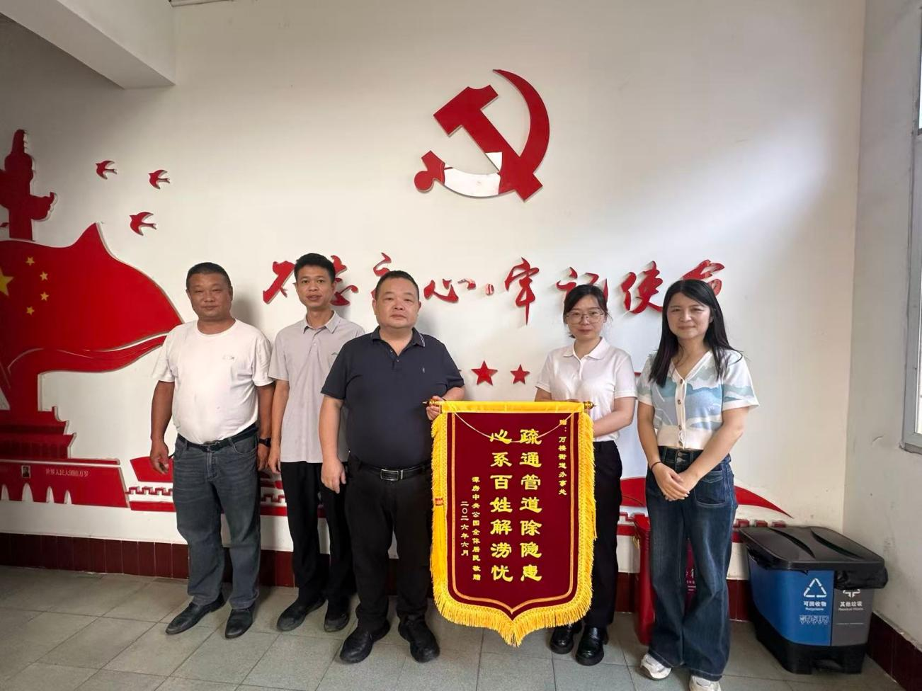 护潭社区：社区排涝解民忧，居民致谢送锦旗