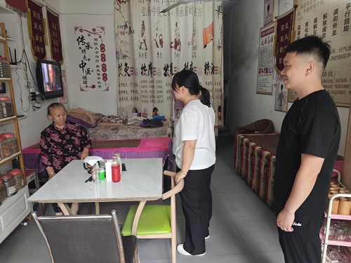 窑湾街道联合龙子巷社区开展少数民族门店节前安全生产检查