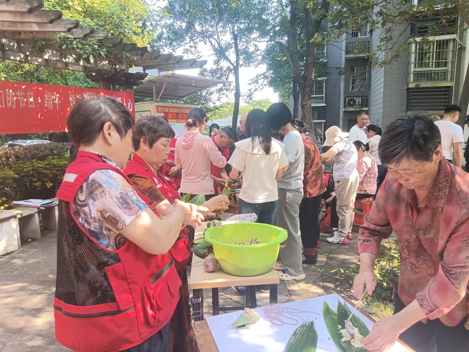浓情端午送安康，服务居民暖人心——蚂蚁公益协会携手桃李社区开展便民服务进小区活动