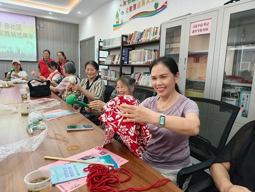龙子巷社区：开展“巧手制清廉养生锤”主题活动