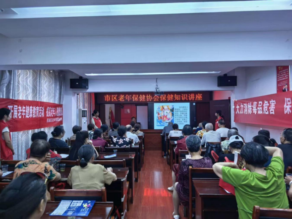 专家送到家门口，健康讲座暖心头——雪园社区“社志融合”试点让服务更有温度
