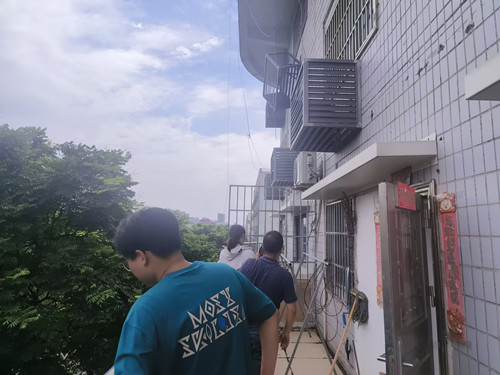 排查隐患不松懈 消除风险保平安——宝丰街社区快速处置居民楼松动空调外机支架安全隐患