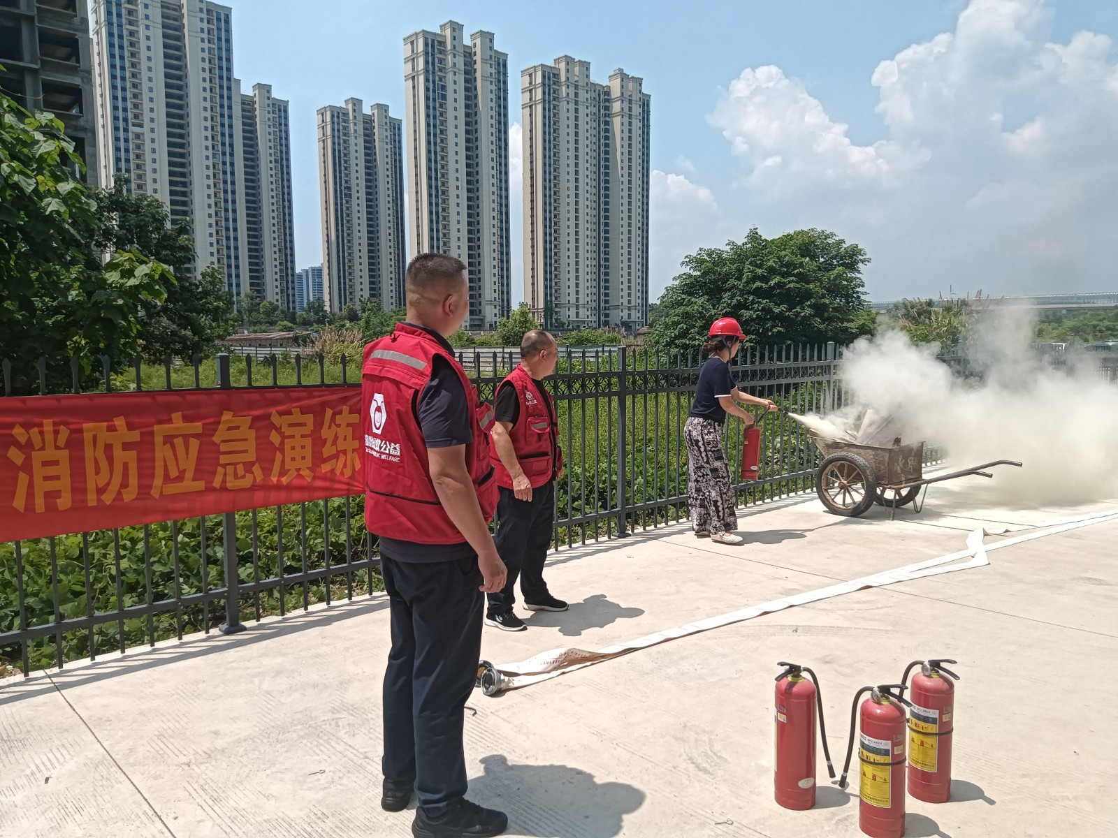 桃李社区：蚂蚁公益协会进社区开展消防应急演练与防溺水巡查，筑牢夏季安全“双防线”