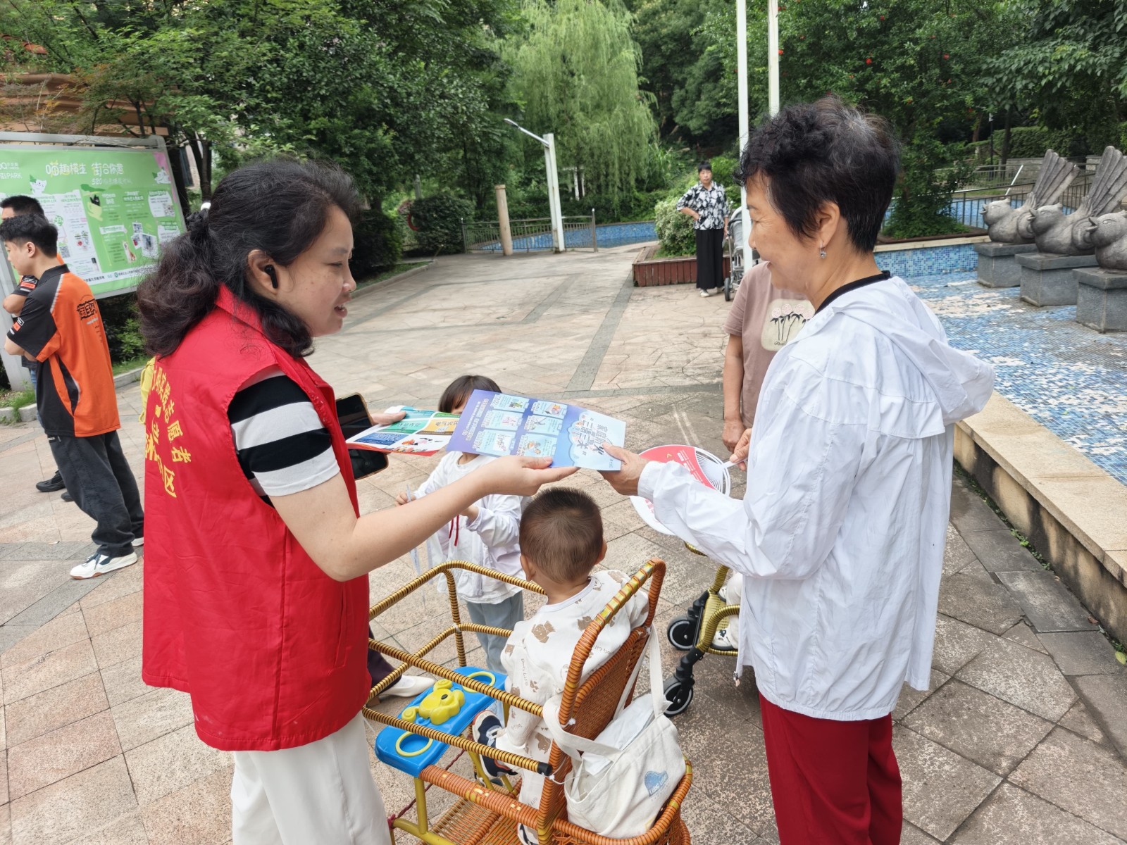湘大社区开展楼道清障便民志愿服务活动