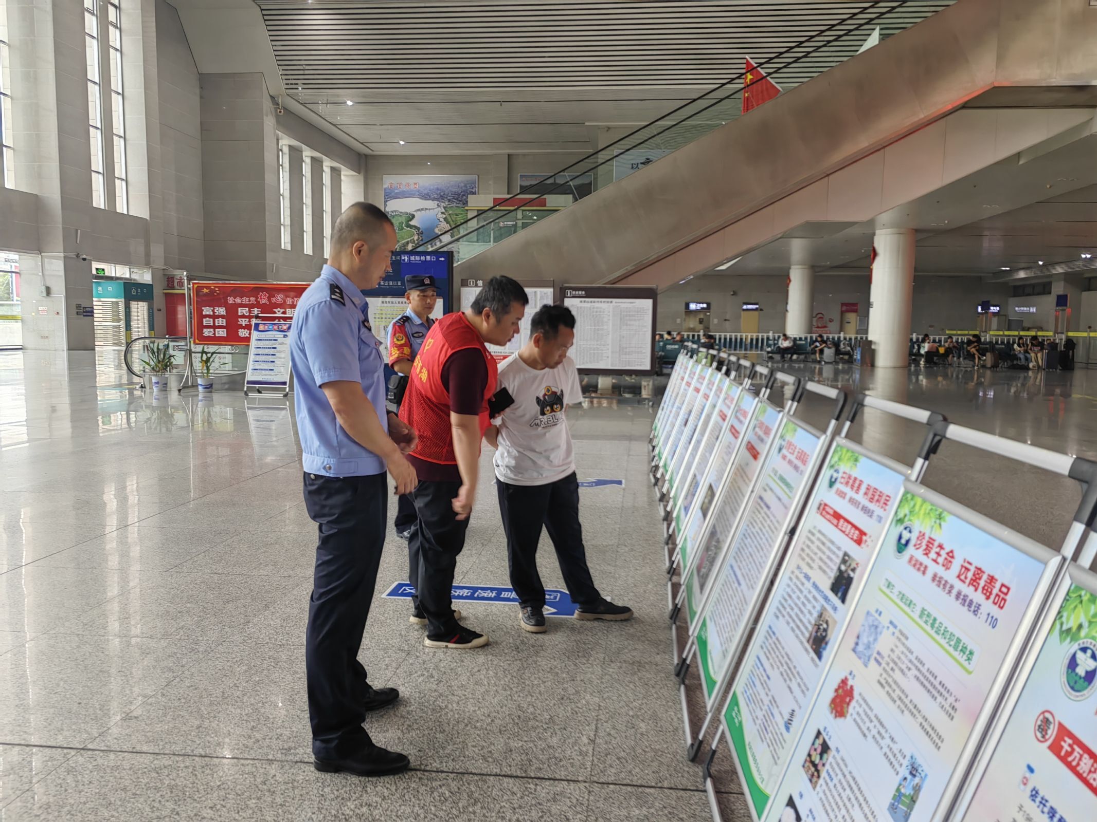 深耕禁毒宣传阵地 守护平安无毒家园——万新社区扎实开展系列禁毒宣传活动