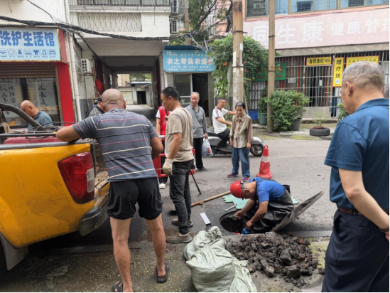 万新社区：管道破损影响居民用水 社区及时对接抢修保民生