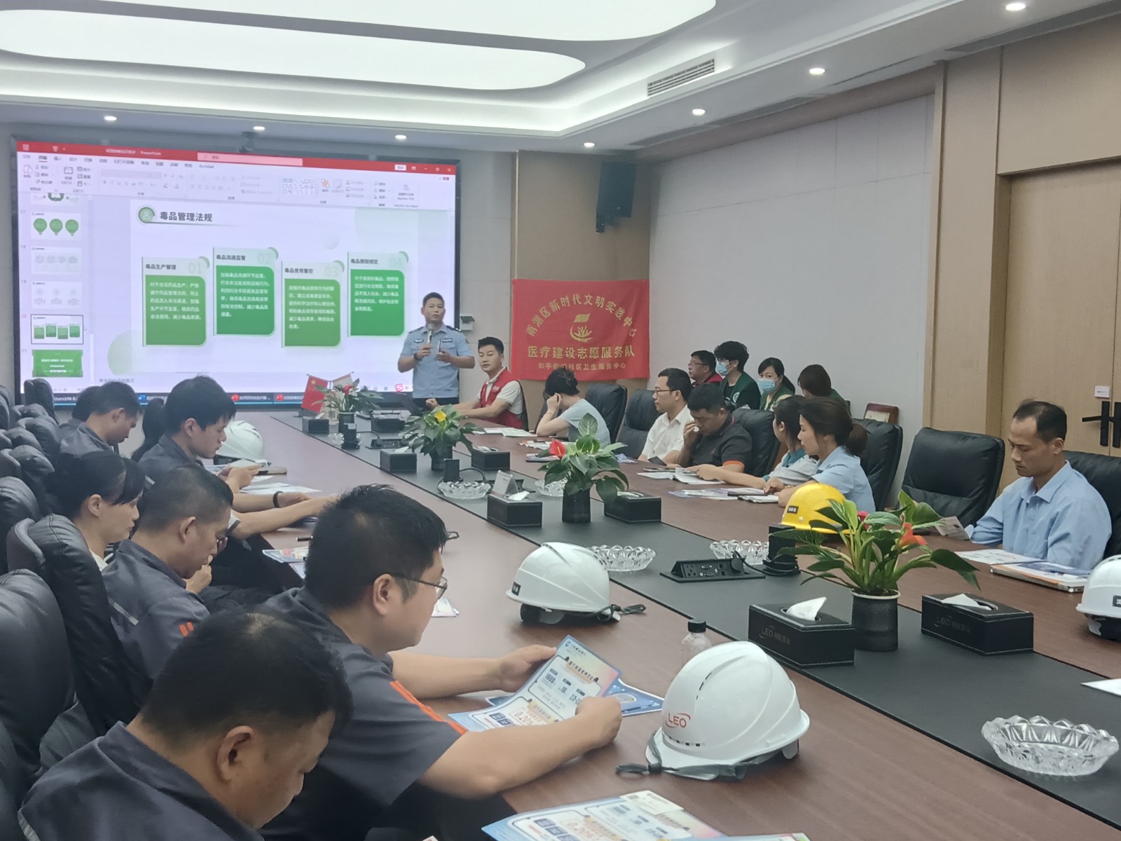 桃李社区“双提升”行动：企业服务与安全宣传同频共振