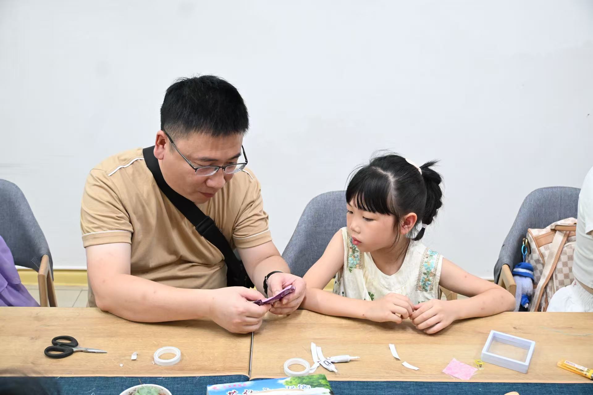 宋锦传雅韵 亲子巧手作——三义井社区开展第七期“萤光筑梦·拾光匠坊”传统文化手工活动