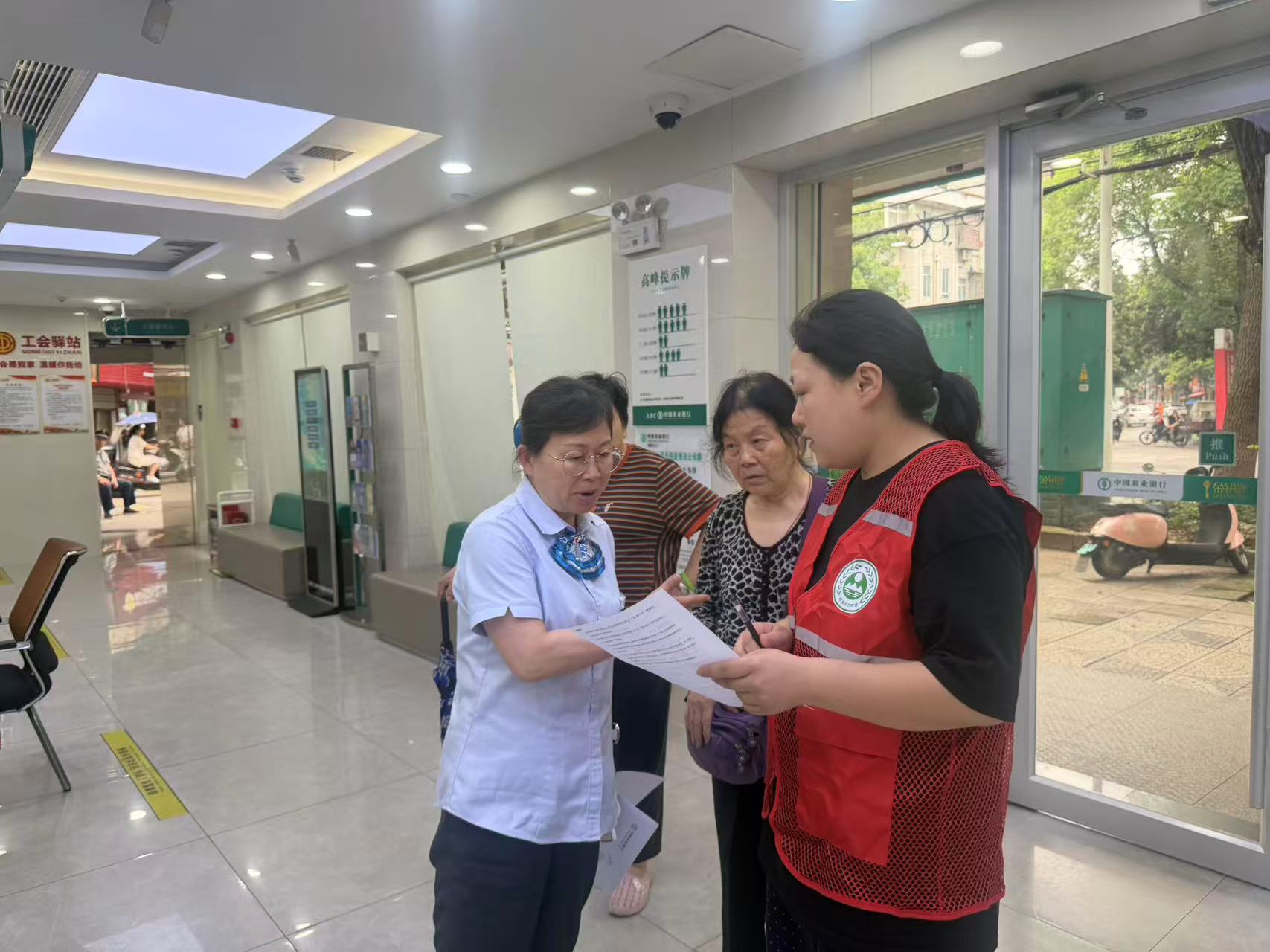 万新社区：全程代办，让银发群众办事“零奔波”