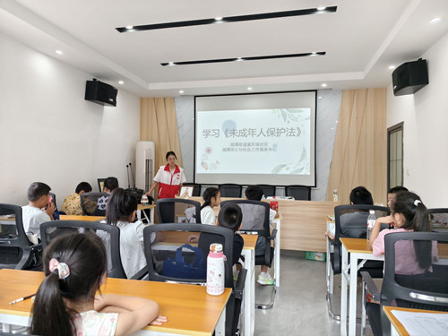 普法护成长 法治伴童心——富民城社区开展“问答式”普法宣讲活动