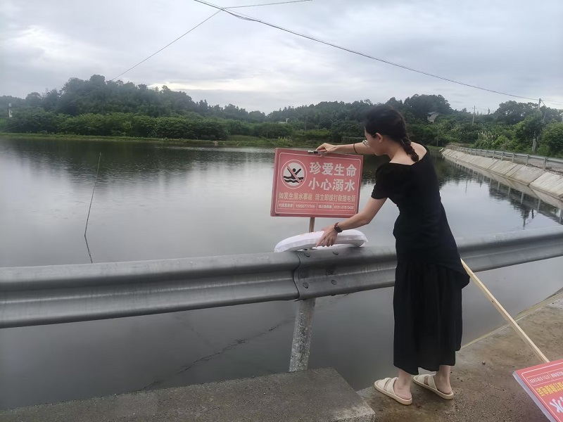 凤凰村：多措并举抓实夏季防溺水工作