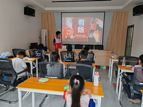 “小剪纸”剪出“大民生”！富民城社区非遗暑托班让“一老一小”更有温情