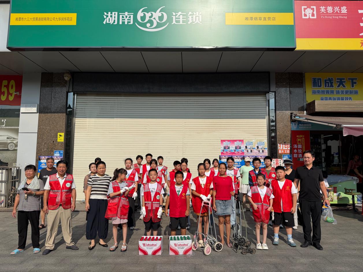 民乐社区开展润华苑楼道杂物清理志愿服务活动