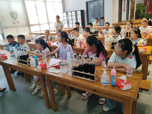 富民城社区组织未成年人走进酿造酱厂开展科普研学活动