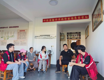 青春送法进乡村 普法惠民暖民心——中心村开展大学生送法下乡入户宣传活动
