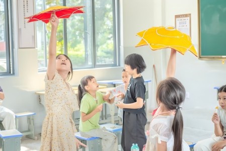 田间采茶剥玉米！湖南科技大学这群青年把多彩课堂搬进乡村