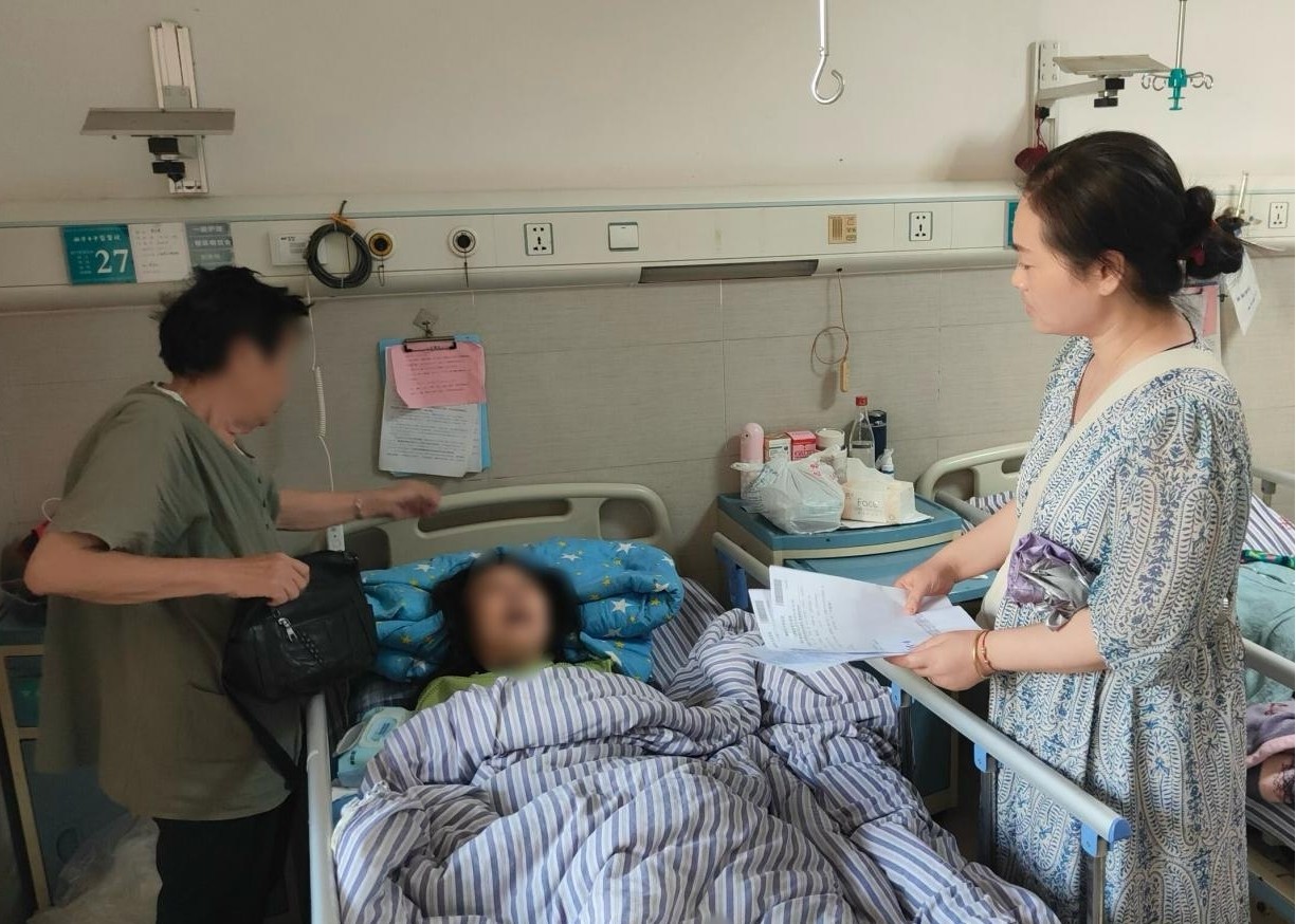 关圣殿社区及时救助摔倒老人 暖心守护特殊群体