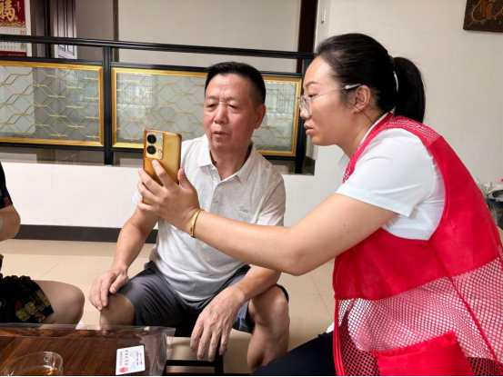 繁城社区：上门年审暖人心 贴心服务敬老兵